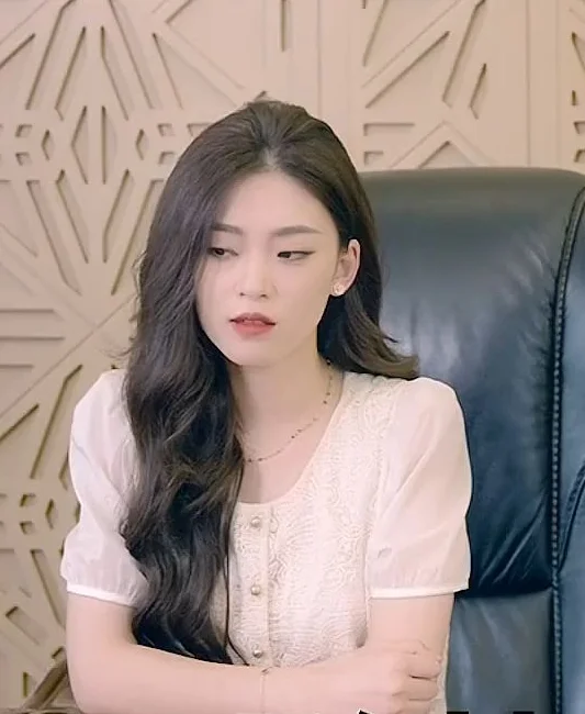 公司保洁员竟是女总裁 海报