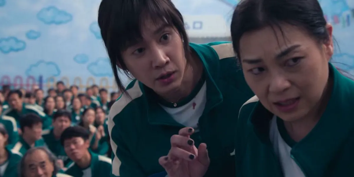 Hyun-ju gives a Ddakji suggestion to Young-mi in Squid Game season 2