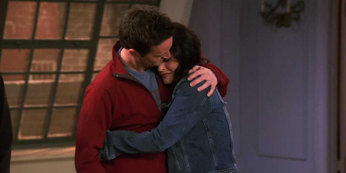 Lisa Kudrow Found A Note From Matthew Perry In Friends Wrap Gift 20 Years Later: "Timing Is Everything"