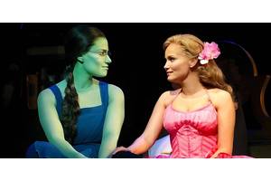 How Idina Menzel & Kristin Chenoweth's Wicked Cameos Brilliantly Honored Their Musical Legacies