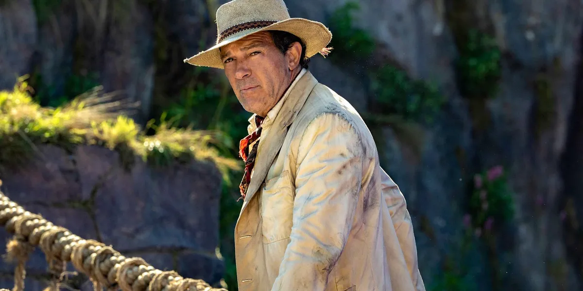 Carlos Clarke (Antonio Banderas) in Paddington in Peru