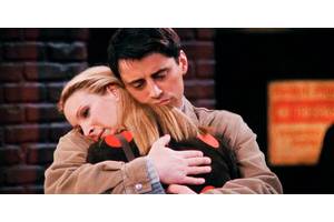 This Phoebe Joke In Friends Only Adds To Her Confusing Backstory (But Still Makes Sense)