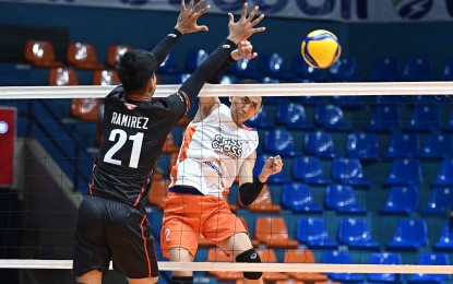 <p><strong>CONSISTENT FORCE.</strong> Jarod Requinton (right) of Criss Cross scores against Louie Ramirez of Cignal during their Spikers’ Turf Open Conference match at Ynares Sports Arena in Pasig on March 14, 2025. His impressive games helped the King Crunchers reach the semifinals. <em>(PVL photo)</em></p>