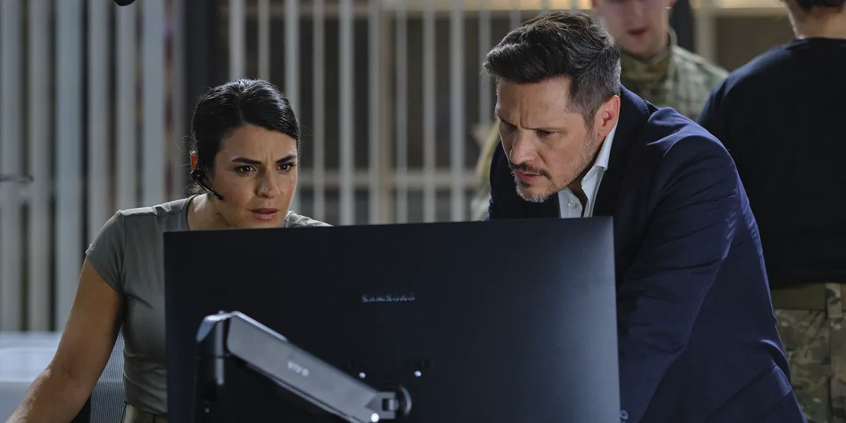 Sara Garcia as Jennifer Morales and Nick Wechsler as Oliver Odell in The Hunting Party season 1, episode 2