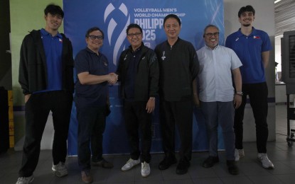 <p><strong>IT'S A DEAL.</strong> Light Rail Transit Authority administrator, Atty. Hernan Cabrera and Philippine National Volleyball Federation president Ramon Suzara (2nd and 3rd from left) shake hands during the campaign launch for the 2025 FIVB Volleyball Men's World Championship at the LRT 2 Recto Station in Manila on Tuesday (July 15, 2025). The tournament will be held on September 12 to 28, 2025 at the Smart Araneta Coliseum and SM Mall of Asia Arena. <em>(PNA photo by Yancy Lim) </em></p>
