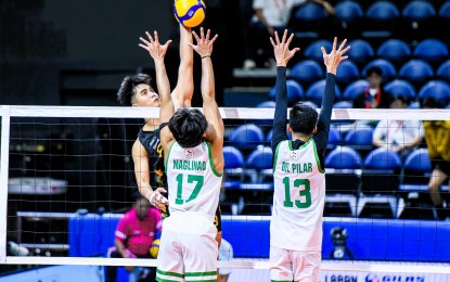 <p><strong>SECOND WIN</strong>. Far Eastern University's Dryx Saavedra scores against De La Salle University's Vince Maglinao (No. 17) and Nath Del Pilar (No. 13) during the UAAP Season 86 men's volleyball tournament at the SMART Araneta Coliseum on Wednesday (Feb. 21, 2024). The Tamaraws won, 25-18, 20-25, 25-22, 25-17, for their second straight win.<em> (UAAP photo)</em></p>