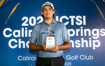<p><strong>WINNER.</strong> Keanu Jahns holds the champion's trophy during the awarding ceremony of the ICTSI Caliraya Springs Championship in Cavinti, Laguna on Friday (Aug. 8, 2025). The Filipino-German won by four strokes to earn PHP440,000 in cash. <em>(Contributed photo)</em></p>