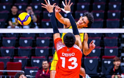 <p><strong>HARD HIT.</strong> Far Eastern University's Martin Bugaoan scores against University of the East's Axel Defeo during the UAAP Season 86 men's volleyball tournament at Mall of Asia Arena in Pasay City on Sunday (Feb. 25, 2024). The Tamaraws won, 25-22, 25-17, 25-15, to grab the lead at 3-0.<em> (UAAP photo)</em></p>
