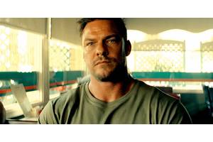 Why Reacher Puts The Hanger Over The Motel Room Door's Peephole In Season 3, Episode 1