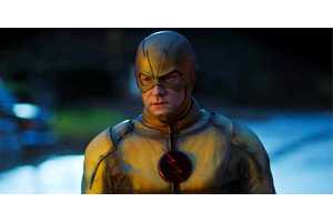 New Suits LA Images Show First Look At An Arrowverse Reunion For Star Stephen Amell