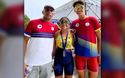 <p><strong>SINGAPORE-BOUND. </strong>A team from Cebu will represent the Philippines in the Singapore International Triathlon, which will be held at the East Coast Park on Sept. 15, 2024. Team coach Roland Remolino, athletes Christy Ann Perez, and Matthew Justine Hermosa (left to right) are among those scheduled to leave on Thursday (Sept. 12, 2024) for the tournament. <em>(Contributed photo) </em></p>