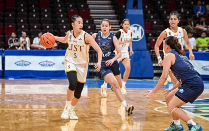 <p><strong>FINALS-BOUND.</strong> UST's Kent Pastrana (No. 5) goes against Adamson University's Angela Alaba (No. 10) in the UAAP Season 87 women's basketball stepladder semifinals at the SM Mall of Asia Arena on Wednesday (Dec. 4, 2024). The Growling Tigresses prevailed, 71-59, to arrange a title showdown with National University Nazareth School. <em>(UAAP photo)</em></p>