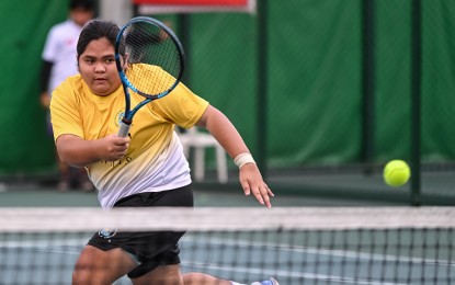 <p><strong>FOREHAND STRATEGY.</strong> University of Santo Tomas’ Minette Bentillo makes a forehand return during the UAAP Season 87 women's tennis at Felicisimo Ampon Tennis Center in Manila on Saturday (March 22, 2025). Bentillo teamed up with Justine Maneja to beat National University's Kolin Cornell and Jasmine Jaran, 6-1, 6-3. <em>(UAAP photo)</em></p>