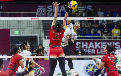 <p><strong>TIGRESSES PREVAIL.</strong> University of Santo Tomas' Angeline Poyos (in white) tries to score off University of the East’s Casiey Dongallo during the 2024 Shakey’s Super League Collegiate Pre-Season Championship at the Rizal Memorial Coliseum in Manila late Sunday (Oct. 13, 2024). The Tigresses won, 23-25, 23-25, 25-14, 25-17, 15-9, to sweep Pool B. <em>(SSL photo) </em></p>