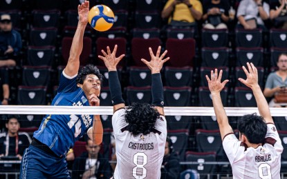 <p><strong>2-ON-1.</strong> National University's Leo Ordiales (left) tries to score against University of the Philippines' Tommy Castrodes (No. 8) and rookie Louise Aballe during the UAAP Season 87 men’s volleyball tournament at Mall of Asia Arena in Pasay City on Sunday (March 9, 2025). The Bulldogs won, 25-12, 25-15, 15-25, 25-22. <em>(UAAP photo)</em></p>