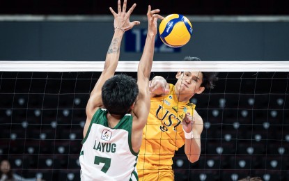 <p><strong>MEN'S VOLLEYBALL.</strong> UST's Paul Colinares (No. 8) scores against La Salle's Eric Paolo Layug (No. 7) during the UAAP Season 87 men’s volleyball tournament at the SM Mall of Asia Arena in Pasay City on Wednesday (Feb. 26, 2025). The Golden Spikers won, 25-21, 25-20, 26-16.<em> (UAAP photo)</em></p>