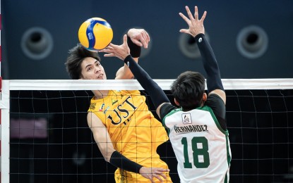 <p><strong>UAAP VOLLEYBALL.</strong> UST's Jay Rack Dela Noche (No. 10) scores against La Salle's Chris Emmanuel Hernandez (No. 18) during the UAAP Season 87 men’s volleyball tournament at Mall of Asia Arena in Pasay City on Wednesday (Feb. 26, 2025). The Golden Spikers won, 25-21, 25-20, 25-16, for a 2-1 card. <em>(UAAP photo)</em></p>