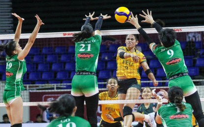 <p><strong>OUTNUMBERED.</strong> Far Eastern University’s Chenei Tagaod tries to score against College of Saint Benilde's Zamantha Nolasco (No. 21) and Rhea Densing (No. 9) in the 2024 Shakey’s Super League Collegiate Pre-Season Championship quarterfinals at Rizal Memorial Coliseum in Manila Sunday (Nov. 3, 2024). The Lady Tamaraws won, 21-25, 25-20, 25-17, 25-17, to secure the first semifinal berth.<em> (SSL photo)</em></p>