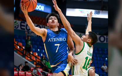 <p><strong>UST, ATENEO WIN. </strong>Ateneo's Zane Kallos (No. 7) tries to score against De La Salle-Zobel's Deron Llamas (No. 16) in the UAAP Season 87 boys basketball tournament at the FilOil EcoOil Center in San Juan on Wednesday (Nov. 20, 2024). The Blue Eagles won, 74-65. <em>(UAAP photo) </em></p>