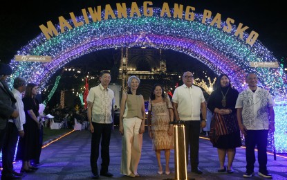 <p><strong>LIGHTS UP</strong>. First Lady Liza Araneta-Marcos (3rd from left) graces the ceremonial lighting of Meralco Liwanag Park at Plaza Roma in Intramuros, Manila, on Thursday (Nov. 21, 2024). The project, which will run until Jan. 6, 2025, is inspired by a similar park at the Meralco main office in Pasig City.<em> (PNA photo by Yancy Lim)</em></p>