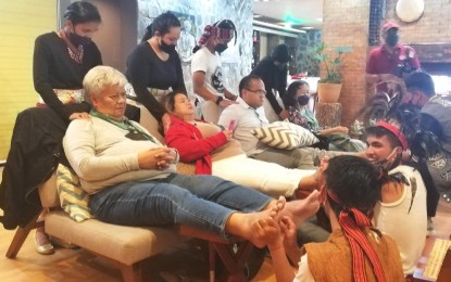 <p><strong>WELLNESS</strong>. Tourists experience traditional Cordilleran massage techniques in this undated photo. Department of Tourism-Cordillera Administrative Region Director Jovita Ganongan on Wednesday (July 10, 2024) urged traditional massage practitioners to help promote the practice as part of the department's bid to further promote wellness tourism. <em>(PNA photo by Liza T. Agoot)</em></p>