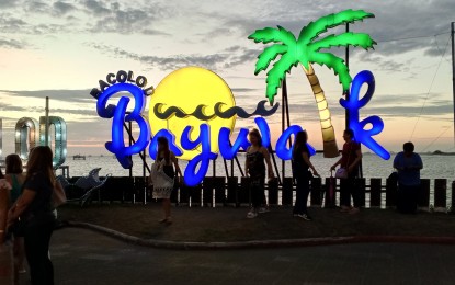 <p><strong>BY THE SEA</strong>. The Bacolod Baywalk Recreational Park at the reclamation area of Bacolod City will be the site of the first Bacolod Watersports Festival 2024. The summer-long tourism event will run from March 15 to April 28.<em> (PNA Bacolod file photo)</em></p>