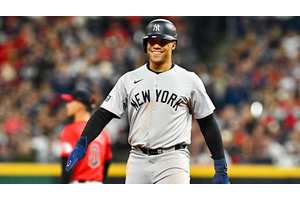 Knicks center Karl-Anthony Towns gives Yankees superstar Juan Soto his flowers
