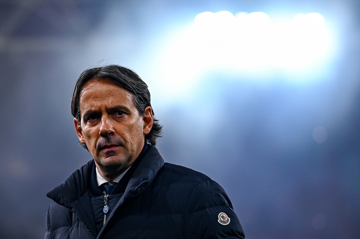 GENOA, ITALY - DECEMBER 29: Simone Inzaghi, head coach of Inter, looks on as he enters the pitch prior to kick-off in the Serie A TIM match between Genoa CFC and FC Internazionale at Stadio Luigi Ferraris on December 29, 2023 in Genoa, Italy. (Photo by Simone Arveda/Getty Images)