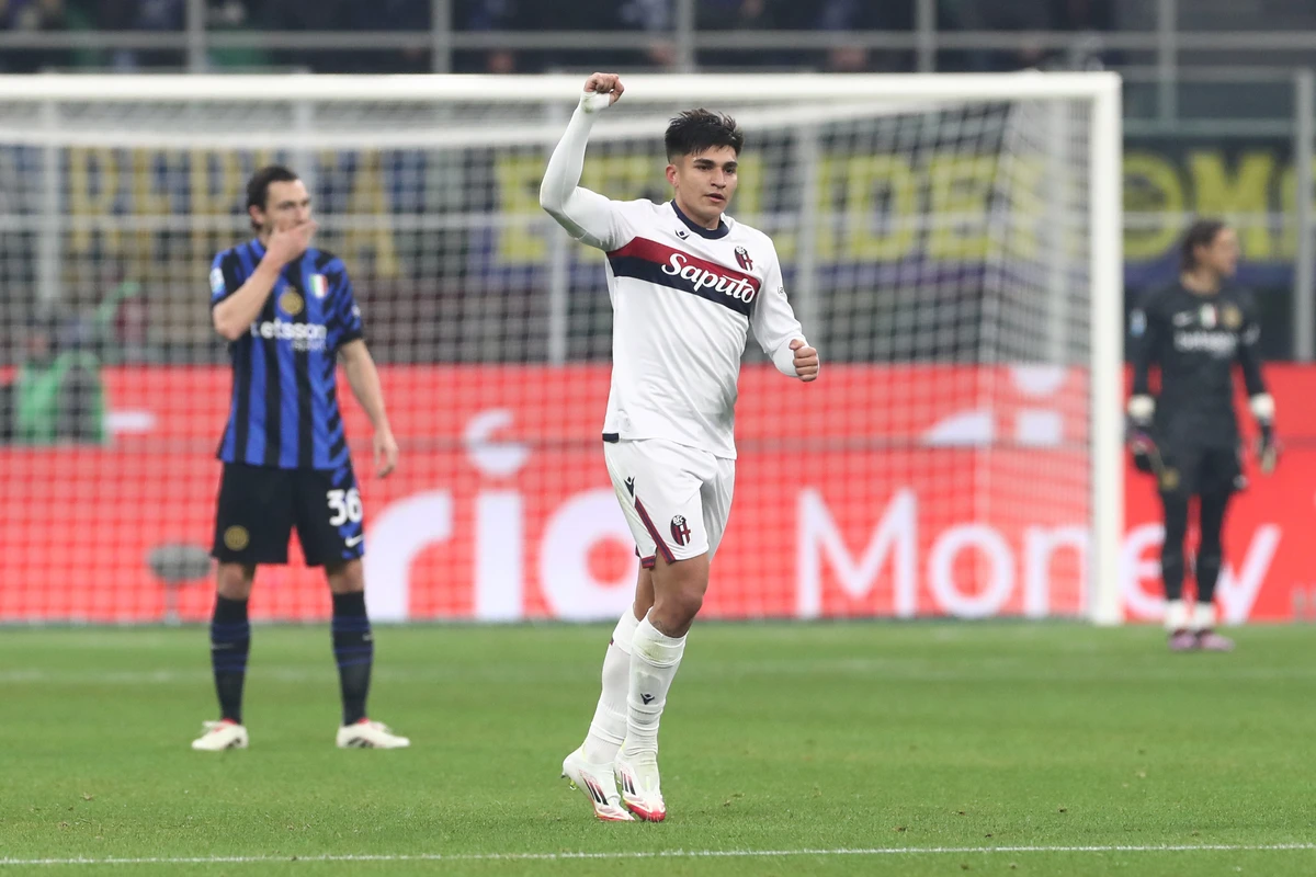 Santiago Castro of Bologna celebrates scoring his team's first goal during the Serie A match between FC Internazionale and Bologna at Stadio Giuseppe Meazza on January 15, 2025 in Milan, Italy. (Photo by Marco Luzzani/Getty Images)