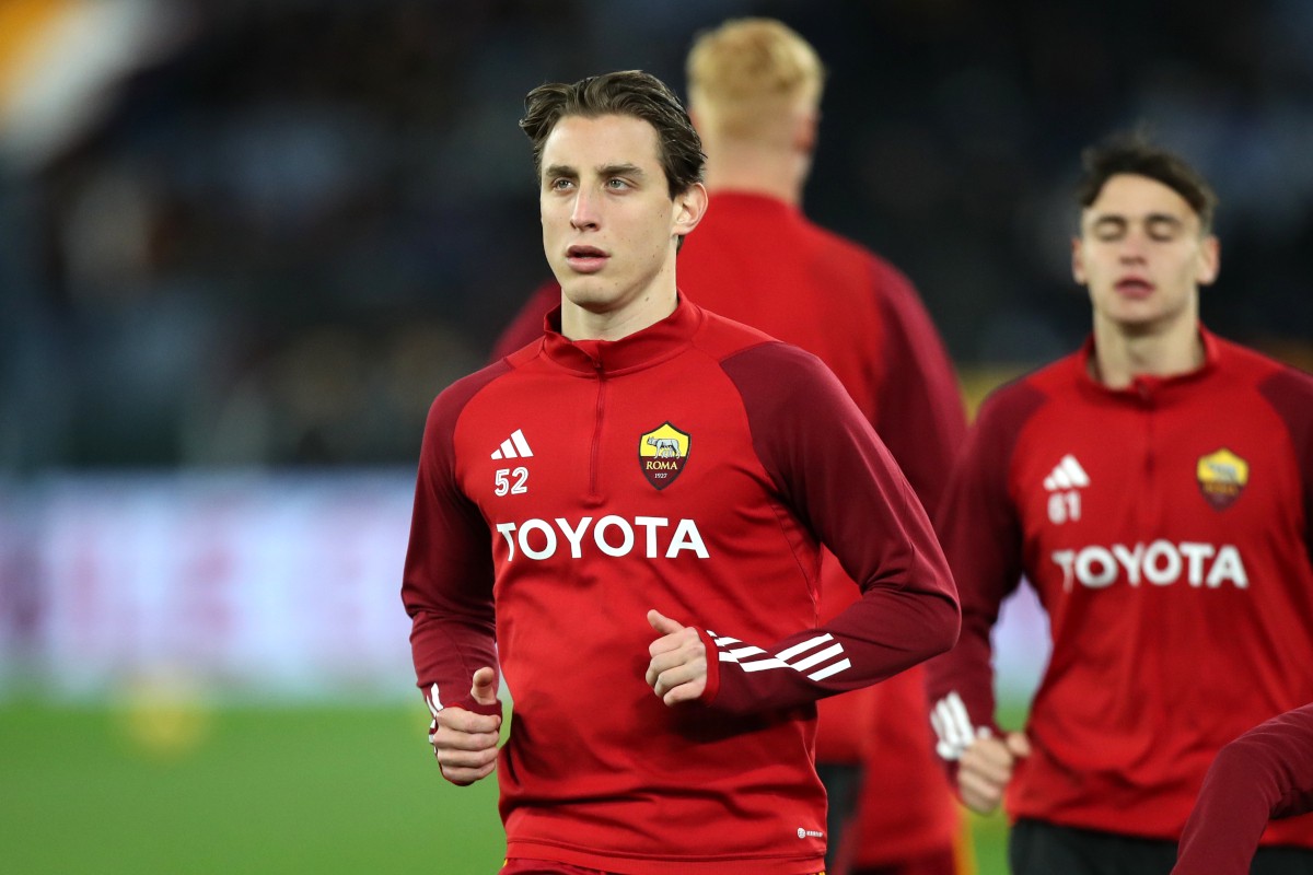 Edoardo Bove of AS Roma looks on during the warm up prior to Serie A TIM match between AS Roma and Hellas Verona FC at Stadio Olimpico on January 20, 2024 in Rome, Italy. (Photo by Paolo Bruno/Getty Images)