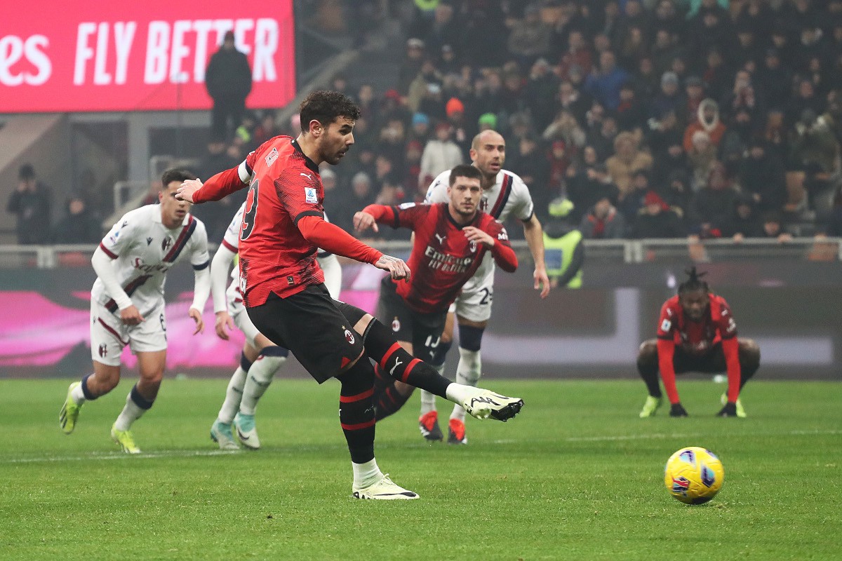 MILAN, ITALY - JANUARY 27: Theo Hernandez of AC Milan shoots and misses a penalty opportunity during the Serie A TIM match between AC Milan and Bologna FC - Serie A TIM at Stadio Giuseppe Meazza on January 27, 2024 in Milan, Italy. (Photo by Marco Luzzani/Getty Images)