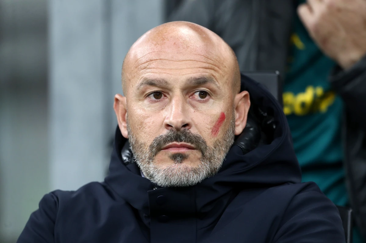 MILAN, ITALY - NOVEMBER 25: Vincenzo Italiano, Head Coach of ACF Fiorentina, looks on prior to the Serie A TIM match between AC Milan and ACF Fiorentina at Stadio Giuseppe Meazza on November 25, 2023 in Milan, Italy. (Photo by Marco Luzzani/Getty Images)