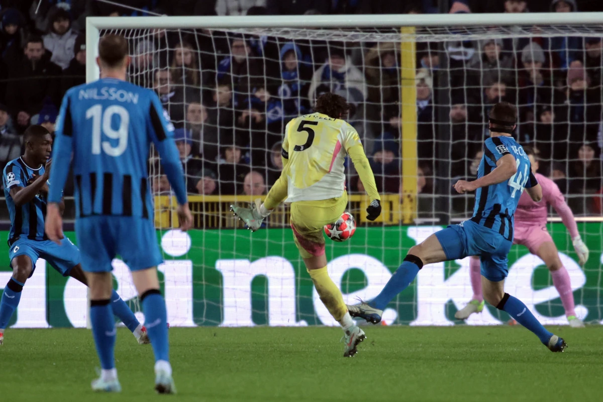 epa11843359 Manuel Locatelli (C) shoots of Juve during the UEFA Champions League league phase match between Club Brugge KV and Juventus FC, in Bruges, Belgium, 21 January 2025. EPA-EFE/OLIVIER MATTHYS