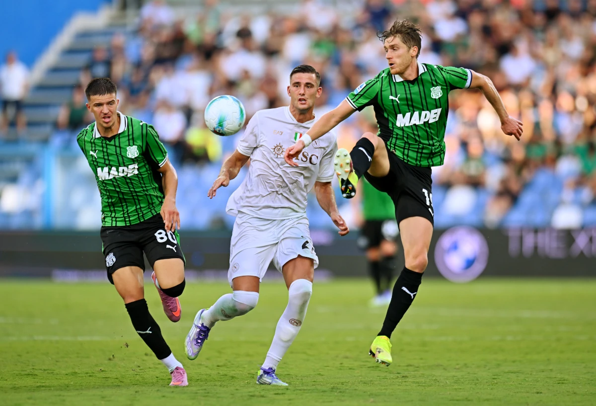 SASSUOLO, ITALY - AUGUST 23: Filippo Romagna of Sassuolo looks to controls the ball whilst under pressure from Lorenzo Lucca of Napoli during the Serie A match between US Sassuolo Calcio and SSC Napoli at Mapei Stadium Citta del Tricolore on August 23, 2025 in Sassuolo, Italy. (Photo by Alessandro Sabattini/Getty Images)