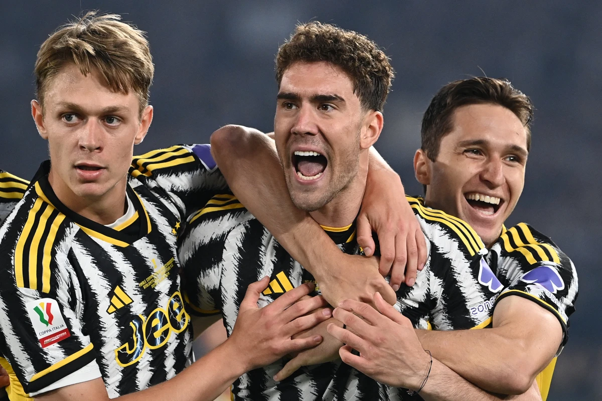Juventus' Serbian forward #09 Dusan Vlahovic (C) celebrates with teammate Federico Chiesa after scoring his team first goal during the Italian Cup Final between Atalanta and Juventus at the Olympic stadium in Rome on May 15, 2024. (Photo by Isabella BONOTTO / AFP) (Photo by ISABELLA BONOTTO/AFP via Getty Images)