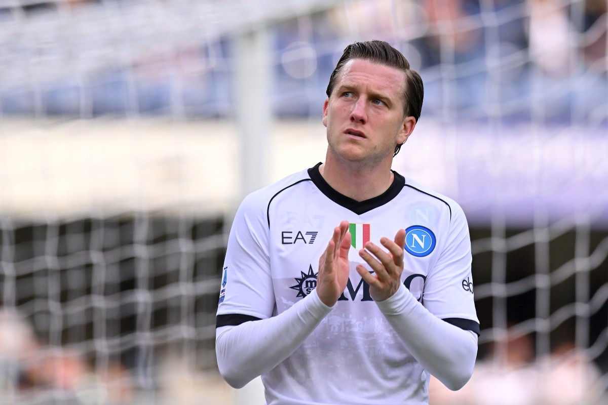VERONA, ITALY - OCTOBER 21: Piotr Zielinski of SSC Napoli applauds the fans as he is substituted off during the Serie A TIM match between Hellas Verona FC and SSC Napoli at Stadio Marcantonio Bentegodi on October 21, 2023 in Verona, Italy. (Photo by Alessandro Sabattini/Getty Images)