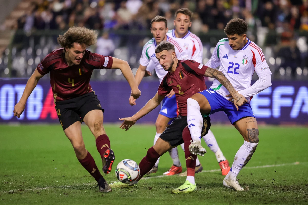 epa11721640 Wout Faes (L) and Zeno Debast (C) of Belgium in action against Giovanni Di Lorenzo of Italy (R) during the UEFA Nations League soccer match between Belgium and Italy in Brussels, Belgium, 14 November 2024. EPA-EFE/OLIVIER MATTHYS