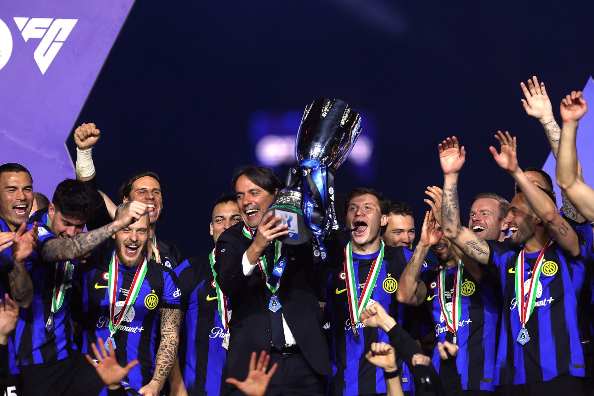 RIYADH, SAUDI ARABIA - JANUARY 22: Simone Inzaghi, Head Coach of FC Internazionale, lifts the Italian EA Sports FC Supercup Final trophy at full-time following victory in the Italian EA Sports FC Supercup Final match between SSC Napoli and FC Internazionale at Al-Awwal Stadium on January 22, 2024 in Riyadh, Saudi Arabia. (Photo by Yasser Bakhsh/Getty Images) (Juventus, Inter, Milan and Atalanta in 2025 line-up)