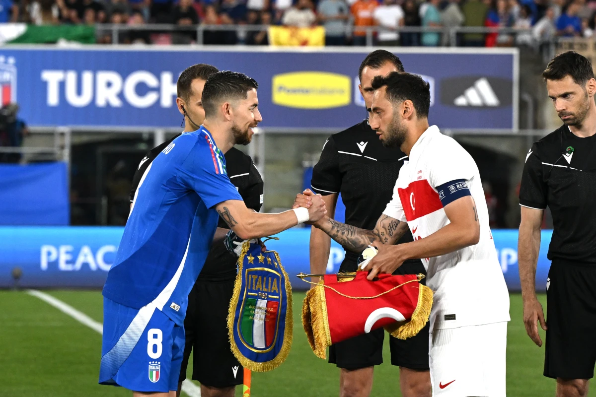 BOLOGNA, ITALY - JUNE 04: The captains of Italy and Turkiye Jorginho (L) and Hakan Calhanoglu (R) exchanges the pennants before International Friendly match between Italy and Turkiye at Renato Dall'Ara Stadium on June 04, 2024 in Bologna, Italy. (Photo by Claudio Villa/Getty Images)