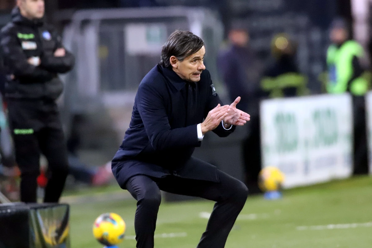 CAGLIARI, ITALY - DECEMBER 28: Inter's coach Simone Inzaghi reacts during the Serie A match between Cagliari and FC Internazionale at Sardegna Arena on December 28, 2024 in Cagliari, Italy. (Photo by Enrico Locci/Getty Images)
