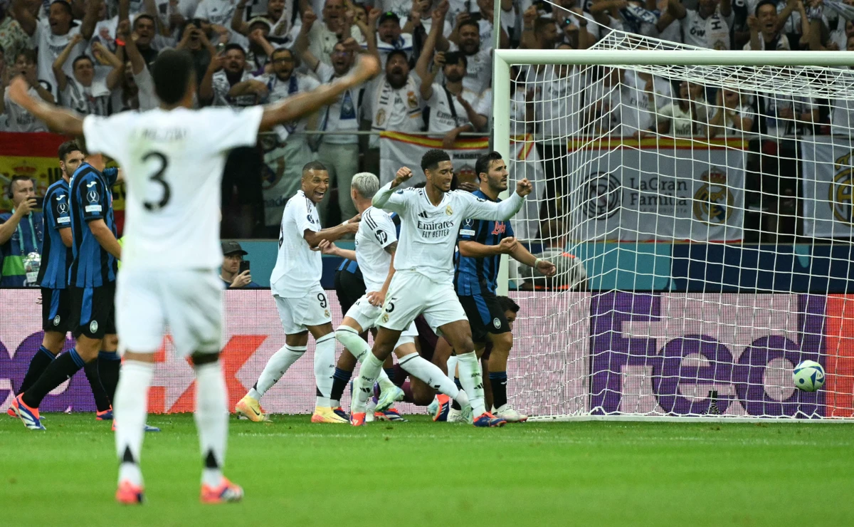 Real Madrid's Uruguayan midfielder #08 Federico Valverde (C) celebrates with teammates scoring during the UEFA Super Cup football match between Real Madrid and Atalanta BC in Warsaw, on August 14, 2024. (Photo by Sergei GAPON / AFP) (Photo by SERGEI GAPON/AFP via Getty Images)