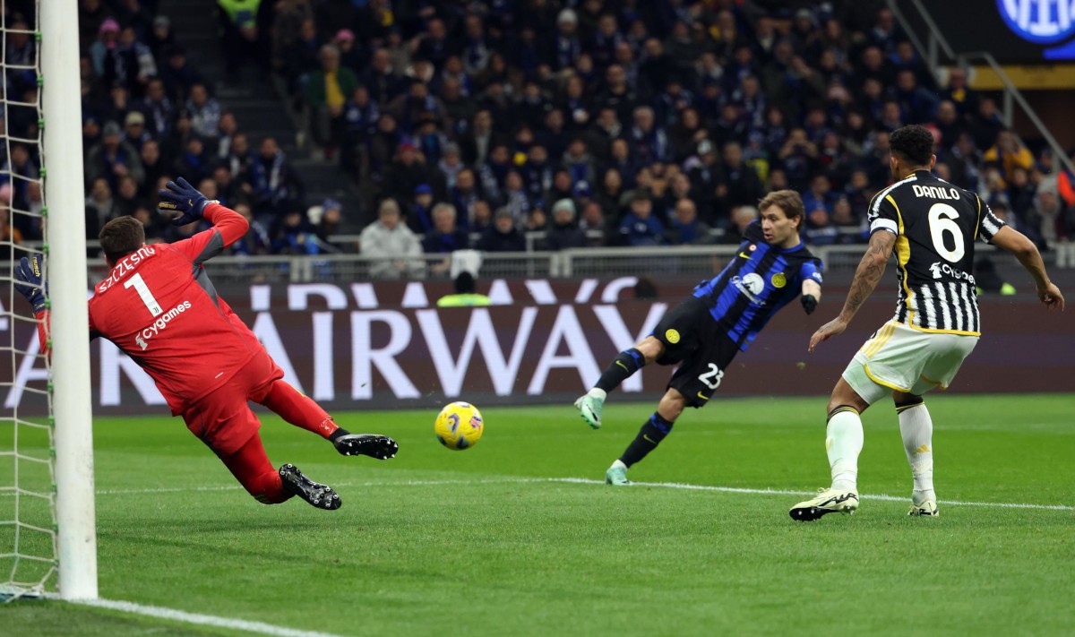 epa11127133 Juventuss goalkeeper Wojciech Szczesny (L) saves against Inter Milans Nicolo Barella (C) during the Italian Serie A soccer match between Fc Inter and Juventus at Giuseppe Meazza stadium in Milan, Italy, 04 February 2024. EPA-EFE/MATTEO BAZZI