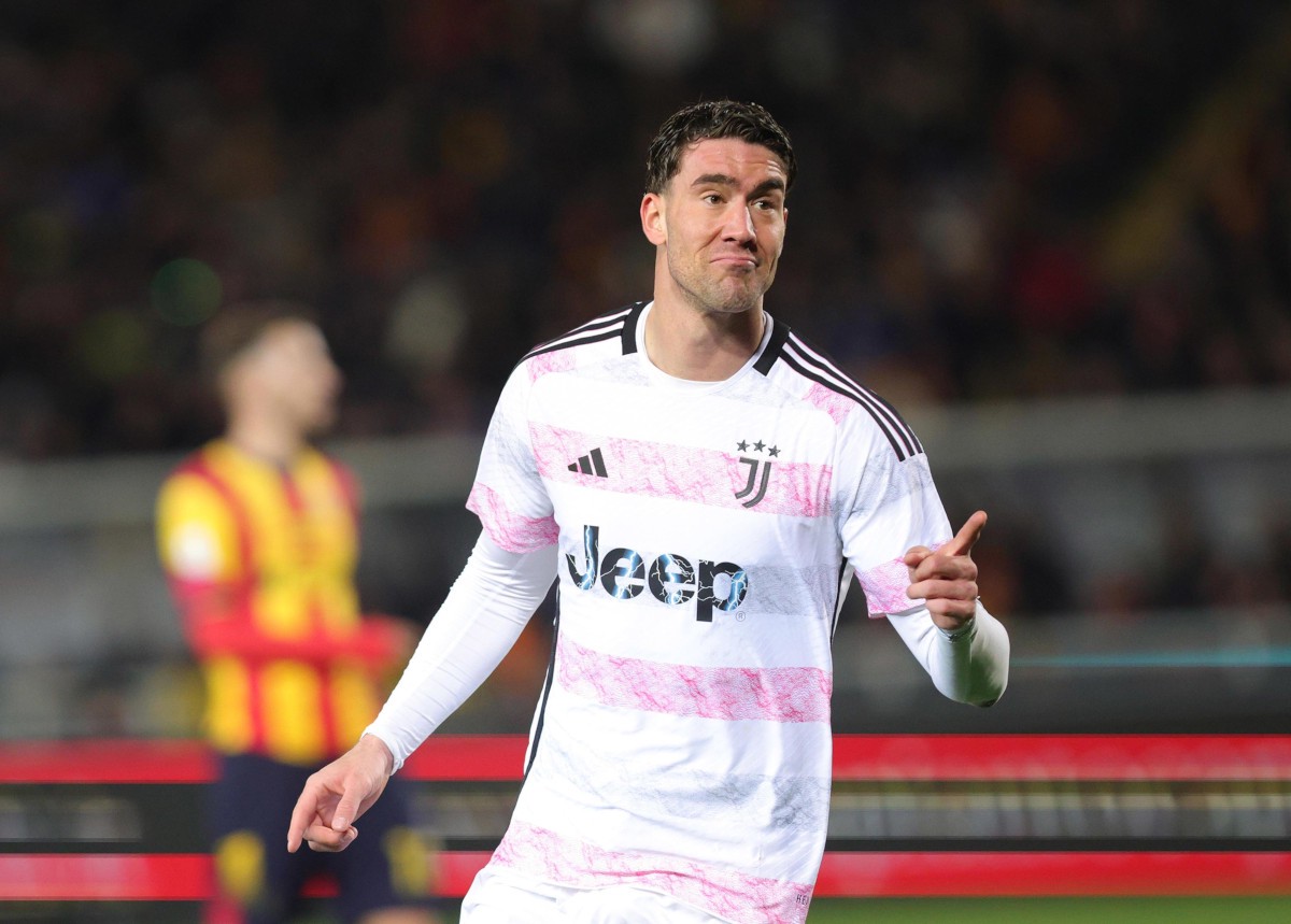 epa11095034 FC Juventus Dusan Vlahovic celebrates after scoring during the Italian Serie A soccer match between US Lecce and FC Juventus, in Lecce, Italy, 21 January 2024. EPA-EFE/ABBONDANZA SCURO LEZZI