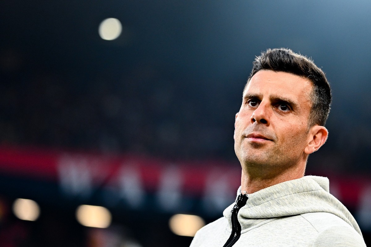 Juventus GENOA, ITALY - MAY 24: Thiago Motta, head coach of Bologna, looks on prior to kick-off in the Serie A TIM match between Genoa CFC and Bologna FC at Stadio Luigi Ferraris on May 24, 2024 in Genoa, Italy. (Photo by Simone Arveda/Getty Images)