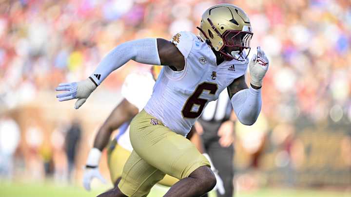 Boston College Eagles defensive end Donovan Ezeiruaku (6) Boston College Eagles defensive end Donovan Ezeiruaku (6)