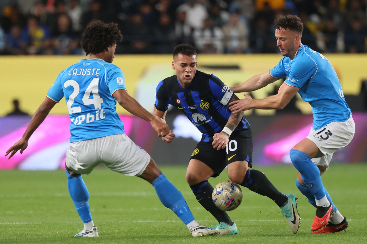Napoli's Kosovo defender #13 Amir Rrahmani and Napoli's Swedish midfielder #24 Jens Cajuste mark Inter Milan's Argentine forward #10 Lautaro Martinez (C) during the Italian Super Cup final football match between Napoli and Inter Milan at Al-Awwal Park Stadium in Riyadh, on January 22, 2024. (Photo by Fayez NURELDINE / AFP) (Photo by FAYEZ NURELDINE/AFP via Getty Images)
