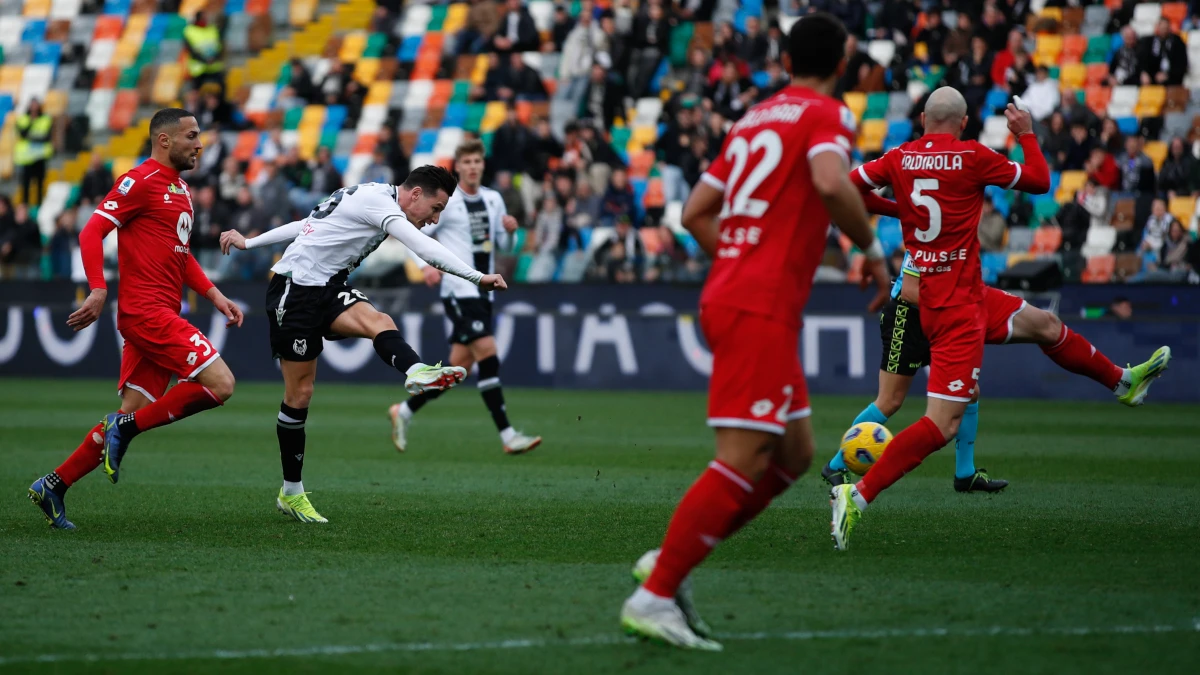 UDINE, ITALY - FEBRUARY 03: Florian Thauvin of Udinese takes a shot at goal during the Serie A TIM match between Udinese Calcio and AC Monza - Serie A TIM at Bluenergy Stadium on February 03, 2024 in Udine, Italy. (Photo by Timothy Rogers/Getty Images)