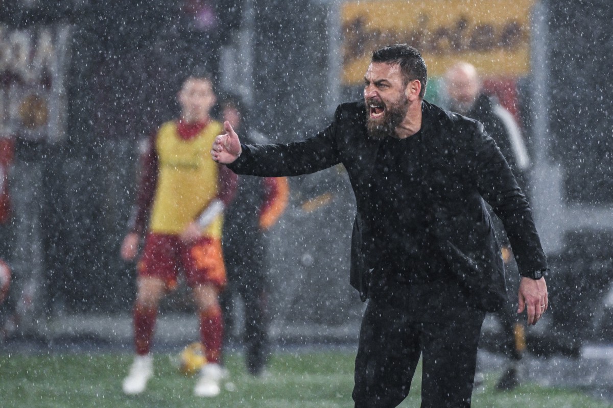 Roma's Italian coach Daniele De Rossi shouts instructions during the Italian Serie A football match between AS Roma and Inter Milan at the Olympic stadium in Rome on February 10, 2024. (Photo by Alberto PIZZOLI / AFP) (Photo by ALBERTO PIZZOLI/AFP via Getty Images)