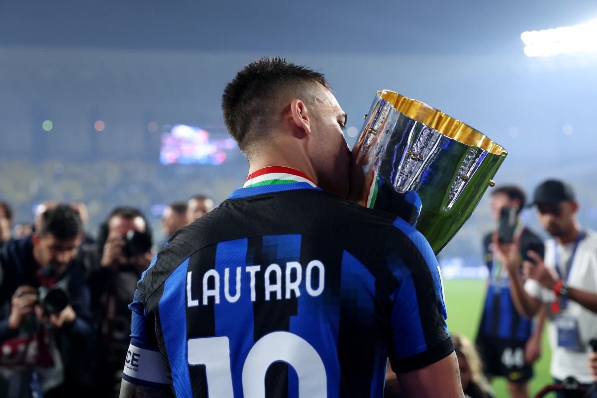 RIYADH, SAUDI ARABIA - JANUARY 22: Serie A star Lautaro Martinez of FC Internazionale kisses the Italian EA Sports FC Supercup Final trophy at full-time following victory in the Italian EA Sports FC Supercup Final match between SSC Napoli and FC Internazionale at Al-Awwal Stadium on January 22, 2024 in Riyadh, Saudi Arabia. (Photo by Yasser Bakhsh/Getty Images)