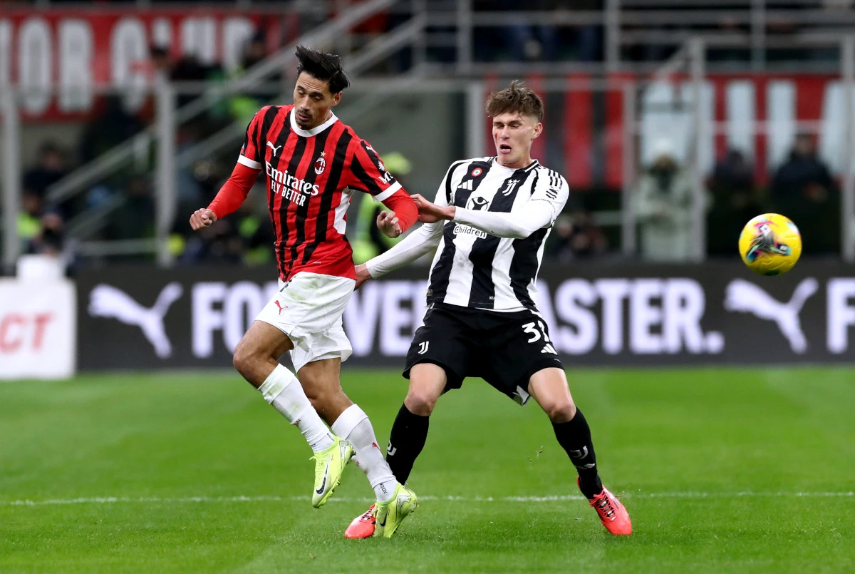 MILAN, ITALY - NOVEMBER 23: Tijjani Reijnders of AC Milan is challenged by Nicolo Savona of Juventus during the Serie A match between AC Milan and Juventus at Stadio Giuseppe Meazza on November 23, 2024 in Milan, Italy. (Photo by Marco Luzzani/Getty Images)
